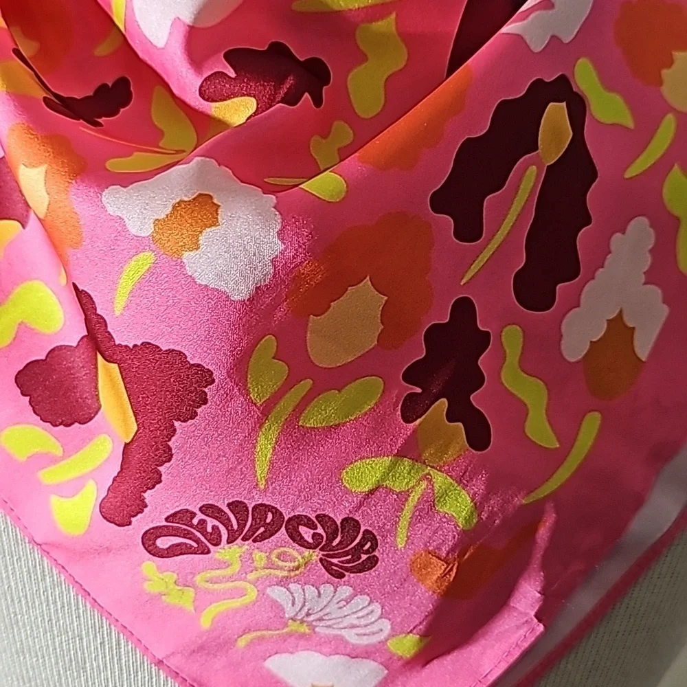 Diva Curl wrap for your hair. However,it could be for your neck. Pink 26